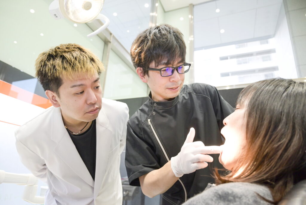 歯科医師とスタッフが連携して治療を行う様子