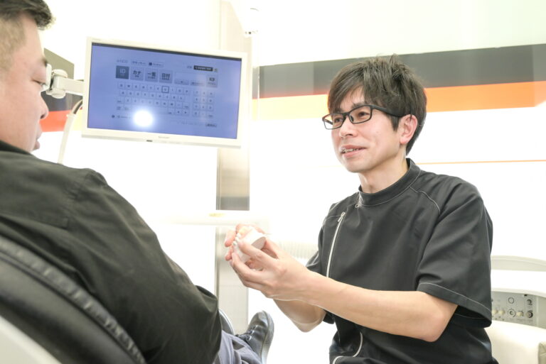 診療室で相談する様子